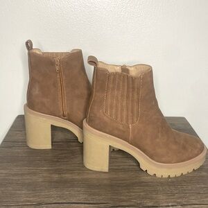 DV by Dolce Vita Sz 7 l Lug Sole Boots Juliet Beige Tan Vegan Chunky Heel